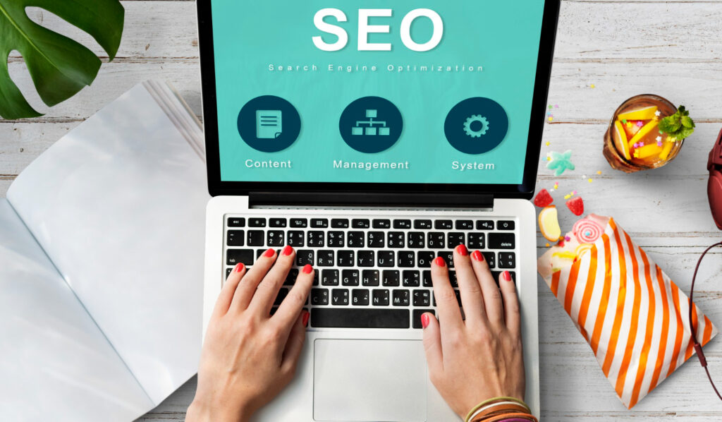 Ecran-ordinateur-main-sur-clavier-SEO