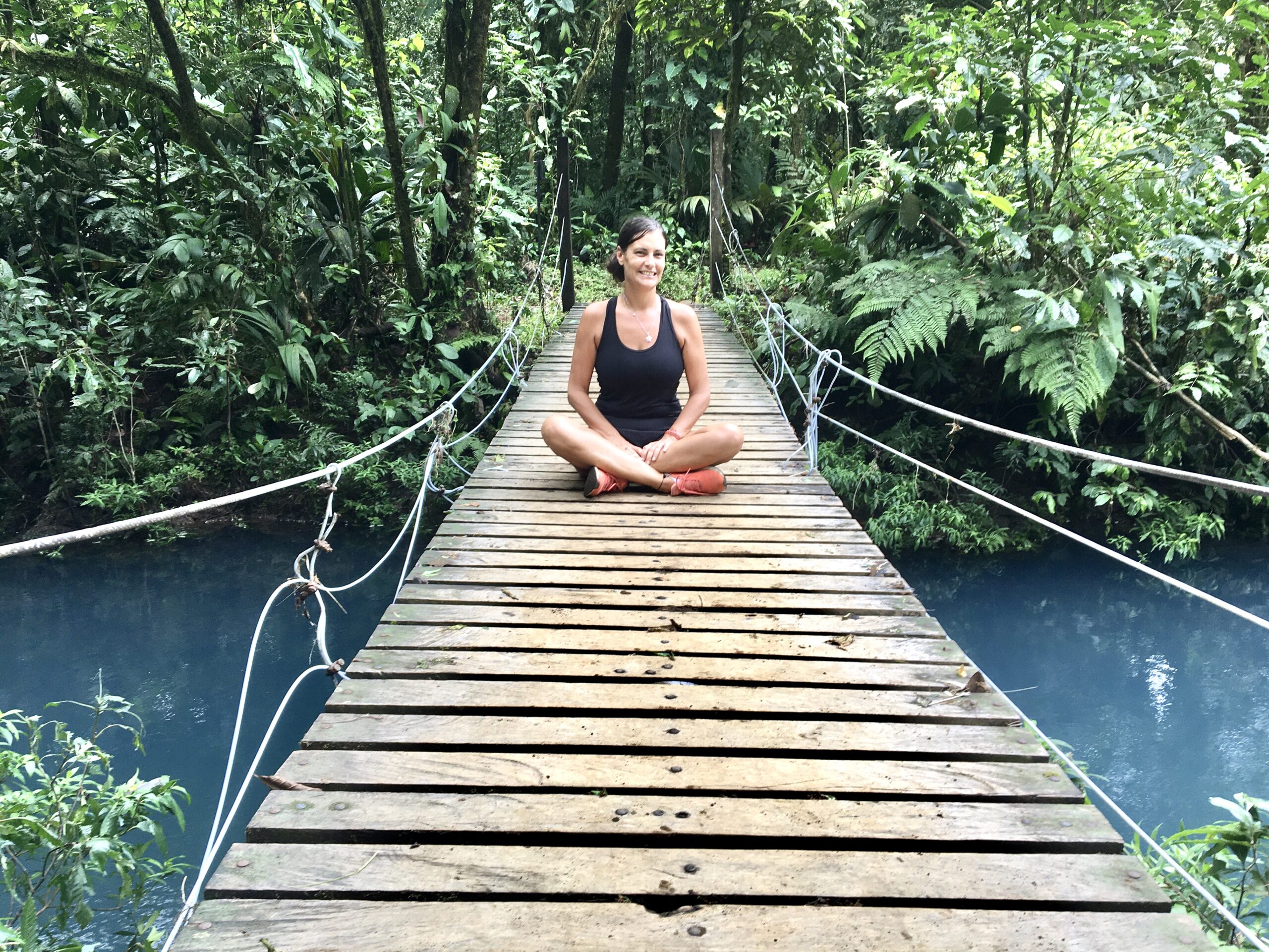 Fille-sur-passerelle-au-dessus-d'une-rivière