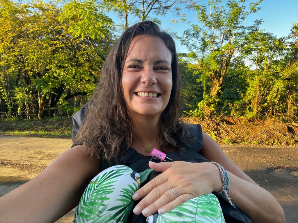 Selfie-femme-en-voyage-sac-à-dos
