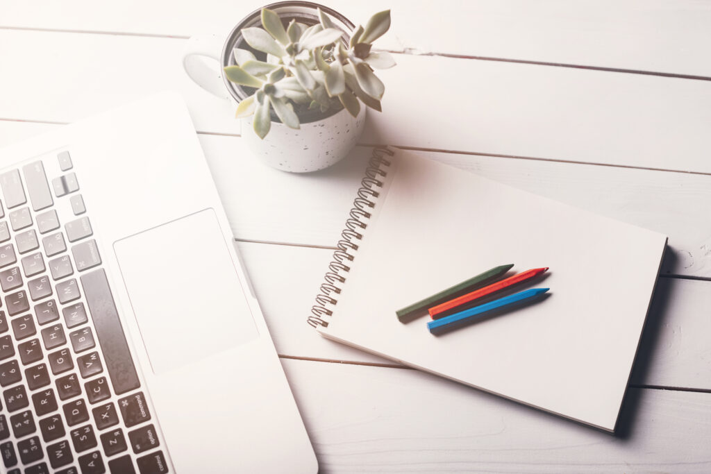 ordinateur-avec-cahier-et-crayon