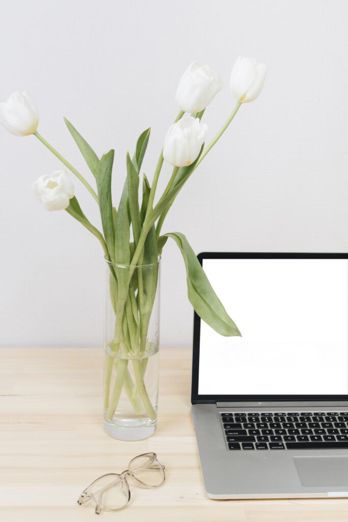 Tulipes dans vase ordinateur
