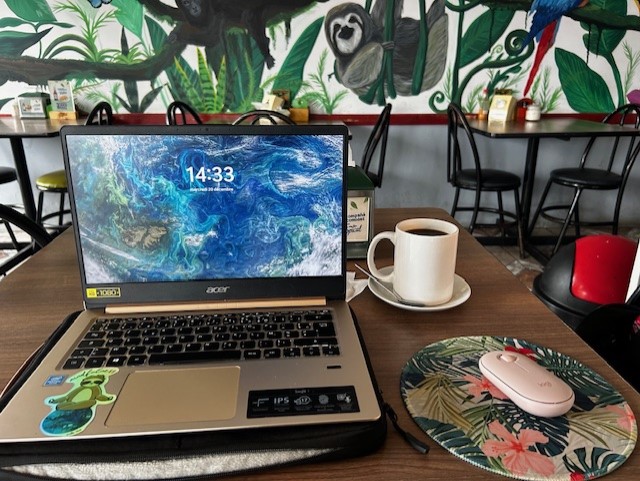 Ordinateur-et-cafe-nomade-digital