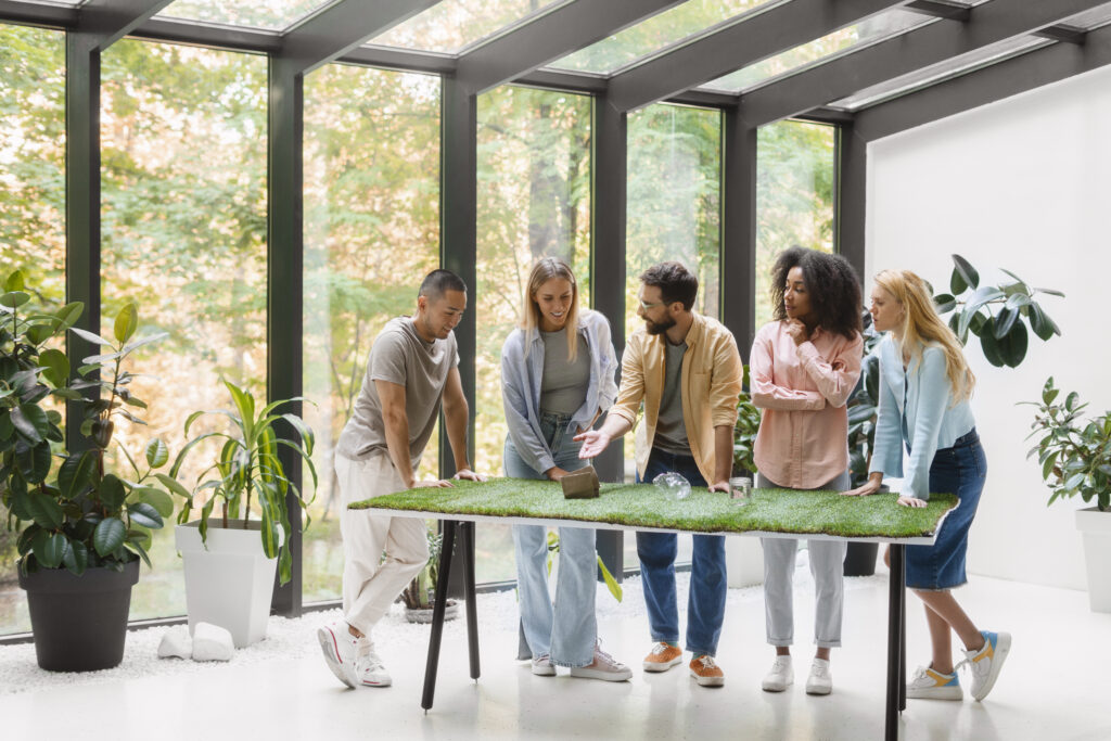Personnes-travaillant-autour-d'une-table-méthode-agile
