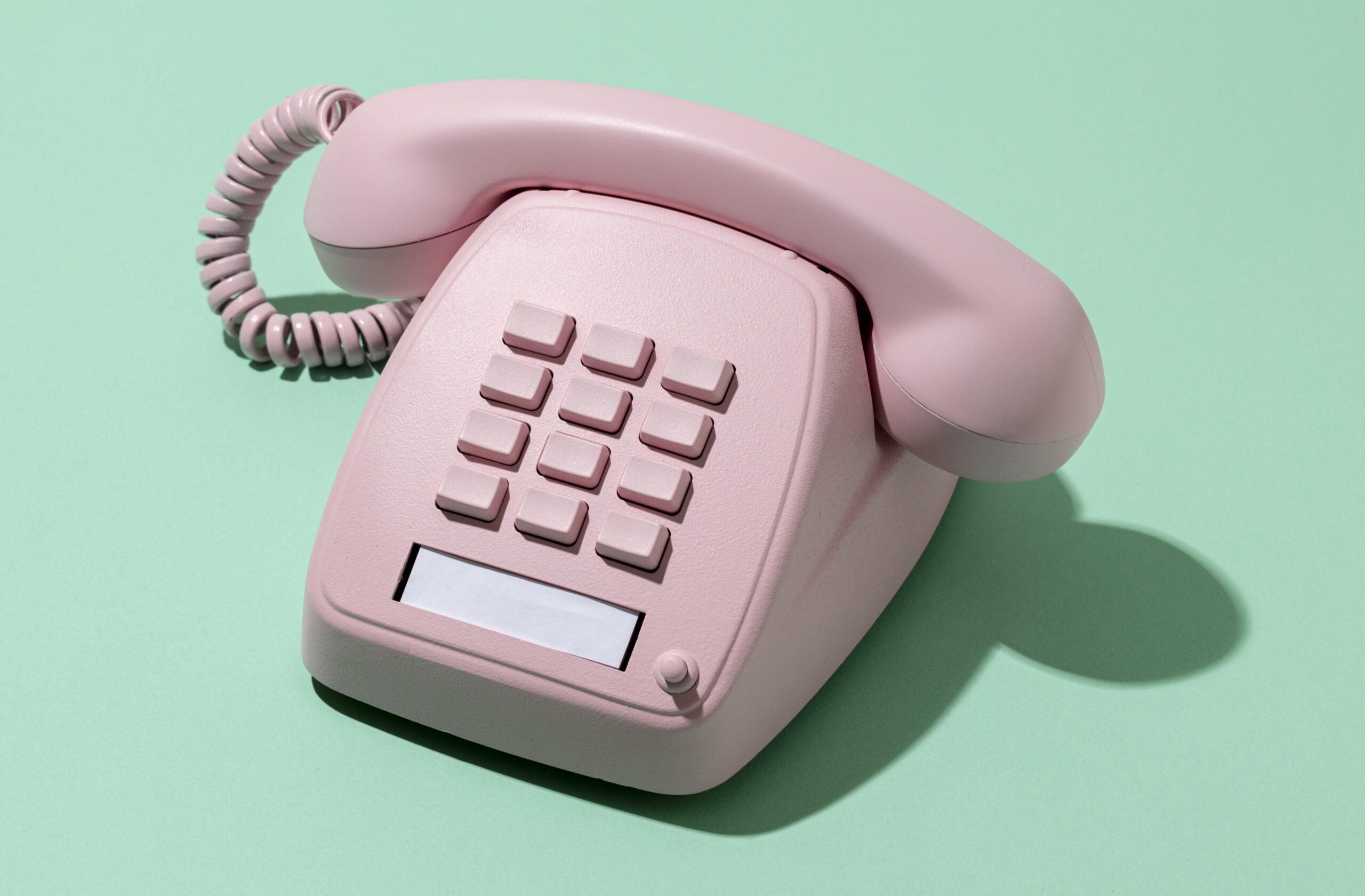 Téléphone-rose-sur-fond-vert